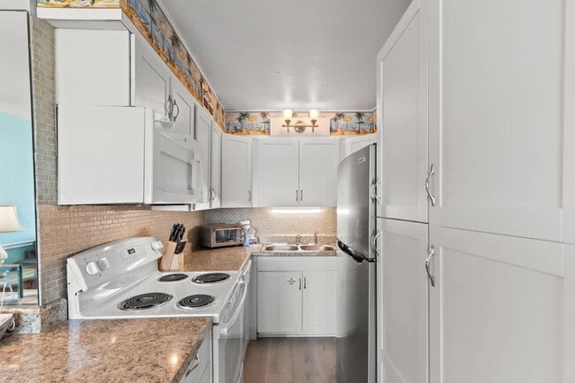 Building Photo - 8743 Thomas Dr