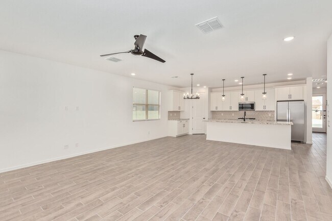 Building Photo - 3 bed/2 bath home in the BRAND NEW Pinnacl...