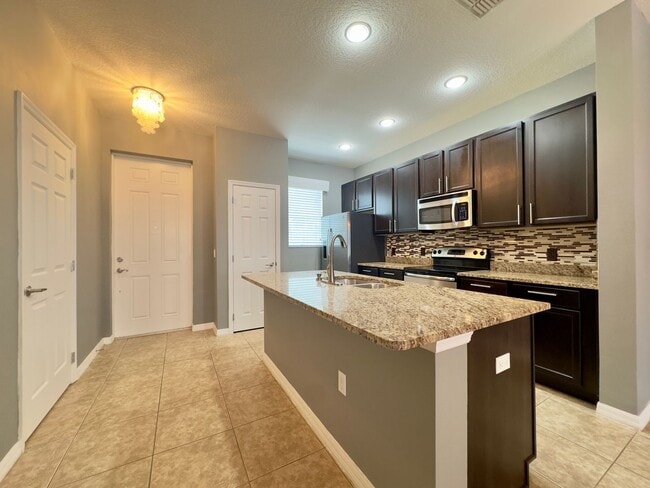Building Photo - 2 Bedroom, 2.5 Bath Townhome in Winter Gar...