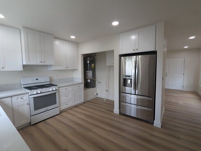 Building Photo - 613 Illinois Ct