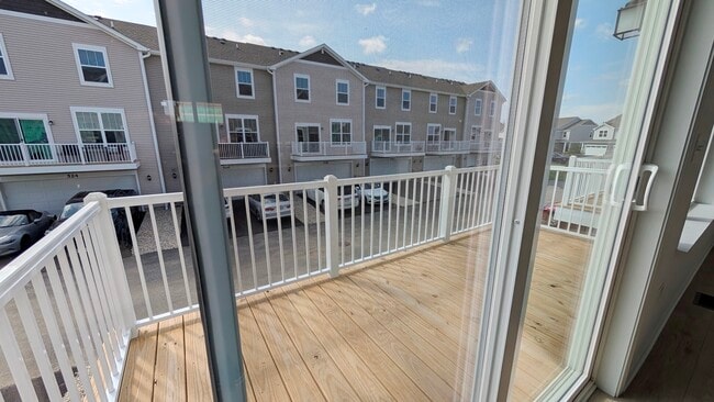 Building Photo - 527 Red Oak Cir