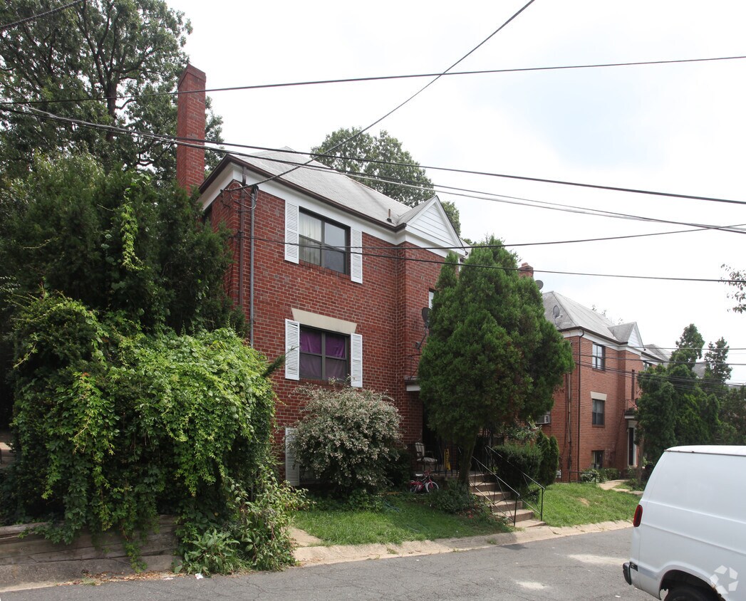 Building Photo - 8711 Plymouth St
