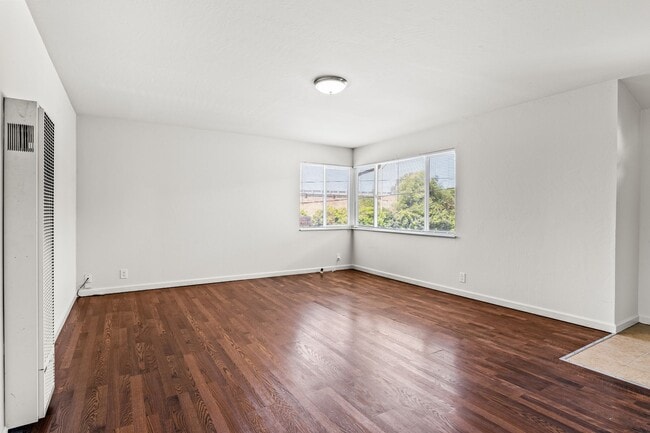 Foto del edificio - Sheffield Village Living: Spacious 2BD w/ Parking in San Leandro School District