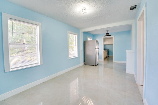 Building Photo - 813 Truman St