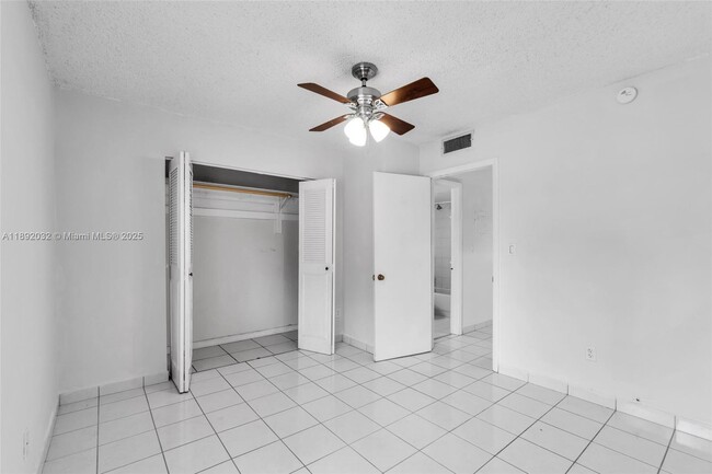 Building Photo - 10776 N Kendall Dr