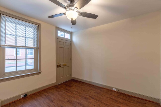 Foto del edificio - New to the market! 2 bed/1 bath Townhome i...