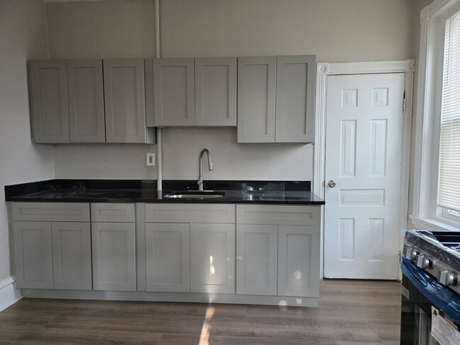 Building Photo - 416 N Broom St