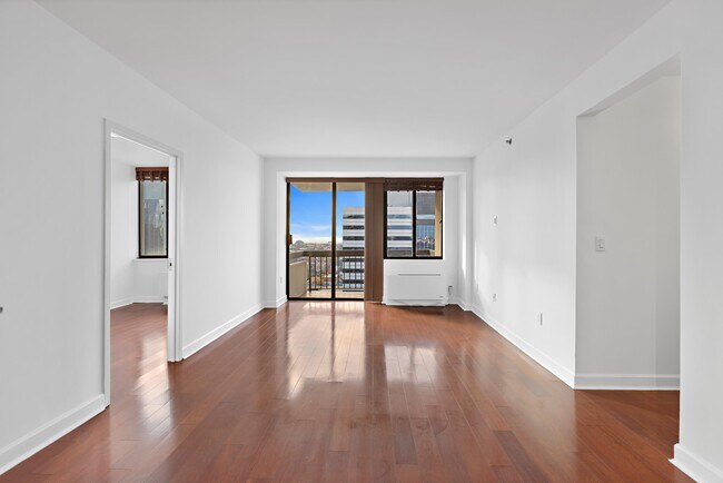 Building Photo - 45 River Dr S