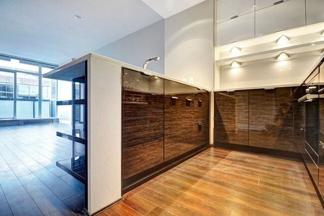 Photo du bâtiment - 1777 7th Av W