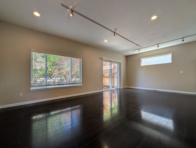 Foto del edificio - Beautiful 3-Bedroom, 2.5-Bath Home In River Road Area of Eugene!