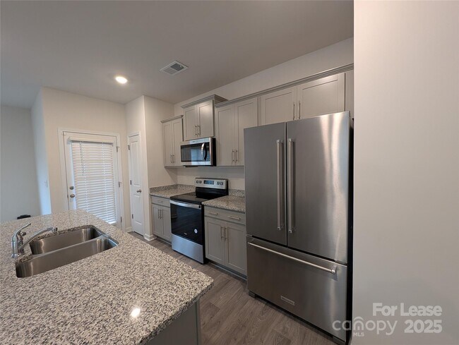 Foto del edificio - 9043 Lowfalls Ln