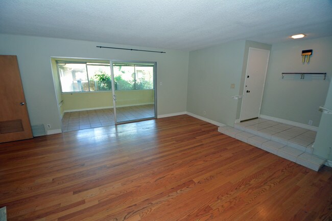 Building Photo - 370 Cliff Dr