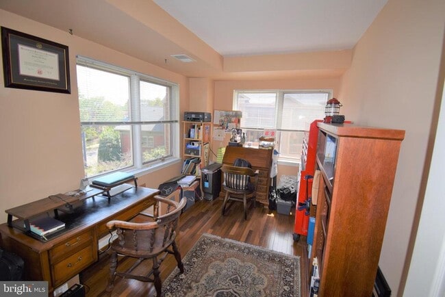 Foto del edificio - 610 N West St