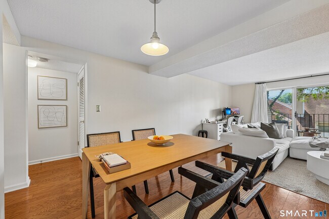 Foto del edificio - 43 Highland Rd