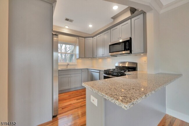 Building Photo - 159 Ivy St