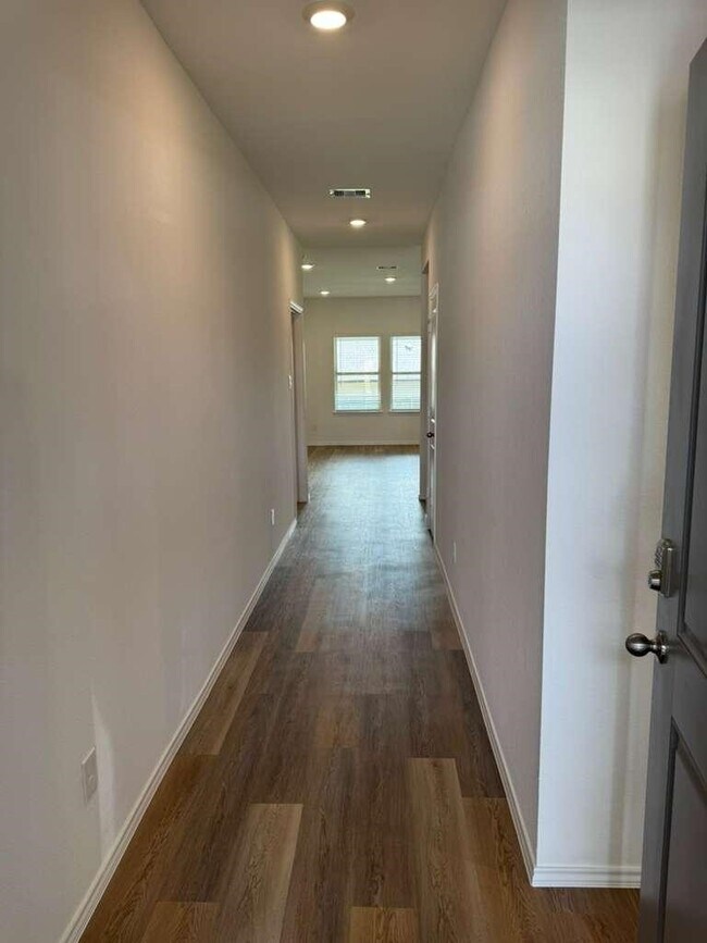 Foto del edificio - 103 Comal Dr