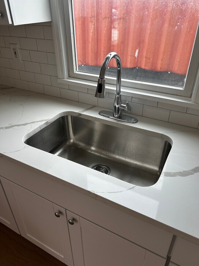 Foto del edificio - 143 Armstrong Ave