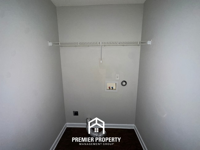 Foto del edificio - Cozy 2BR/2BA Memphis Home w/ Vaulted Ceilings, Fireplace & 2-Car Garage