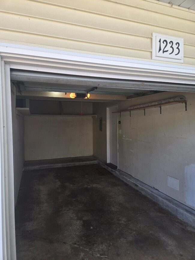 Building Photo - 1233 Mae Ct