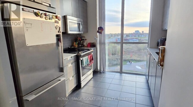 Photo du bâtiment - 75 Eglinton Ave W