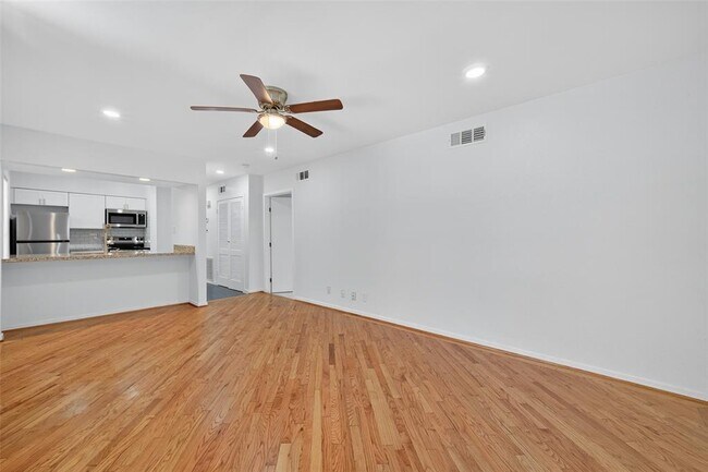 Building Photo - 3300 Yorktown St
