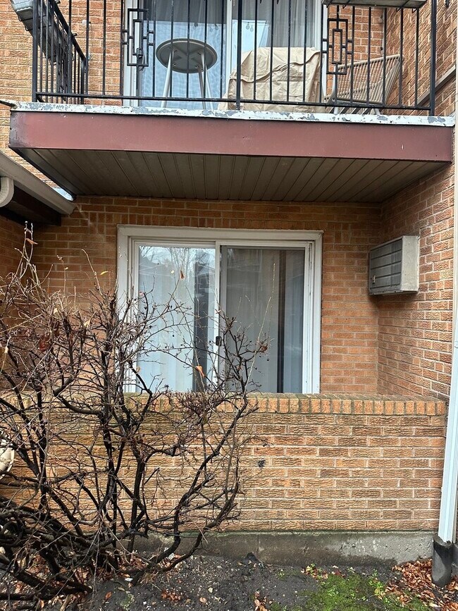 Building Photo - 1725 W Touhy Ave