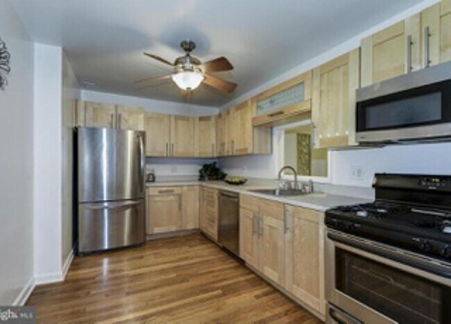 Building Photo - LARGE SUNNY 2 BEDROOM, 1 BATHROOM WITH ROO...