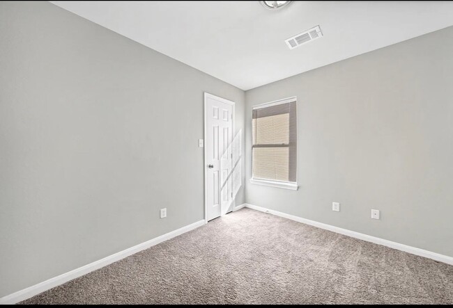 Building Photo - Spacious home for rent.