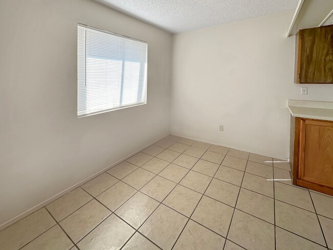 Building Photo - 314 E St Anne Pl