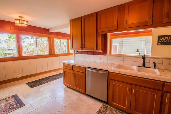 Building Photo - Zara's Cottage: Fully Furnished,  blocks t...