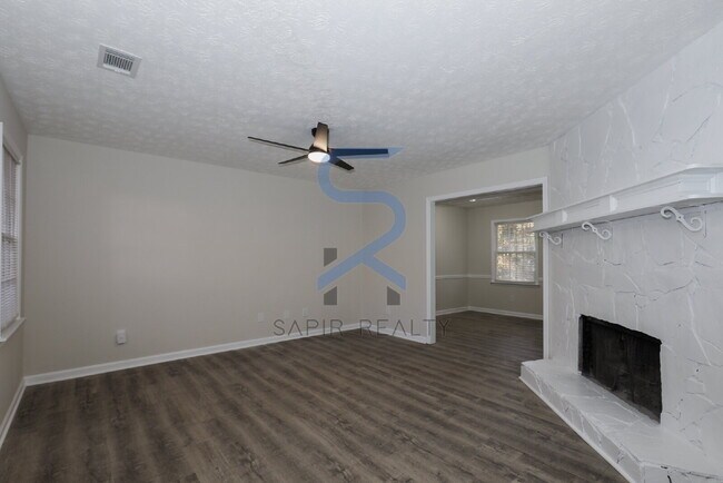 Building Photo - Move in before November 30th and choose yo...