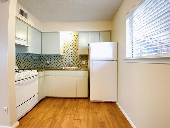 Building Photo - 2800 Swisher St