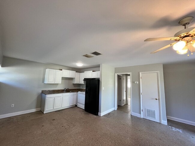 Foto del edificio - Simple & small 2BR Duplex