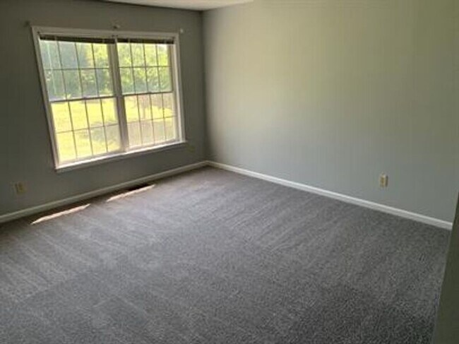 Building Photo - 335 Bristol Cir