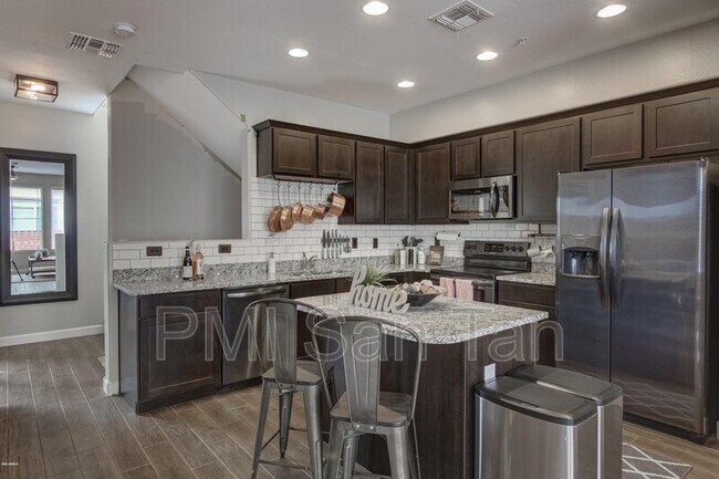 Foto del edificio - 240 W Juniper Ave