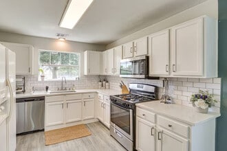 Building Photo - Room in House on Hungry Horse Dr