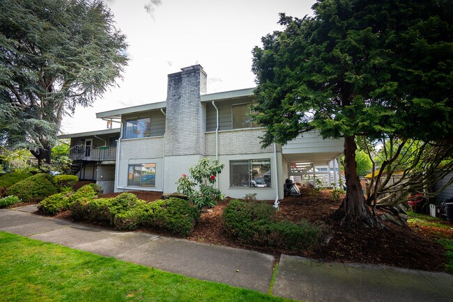 spacious 3 bedroom 2 baths downstairs unit - 957 NW 62nd St