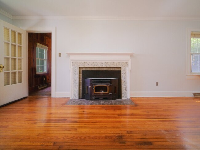 Building Photo - "Charming 3-Bedroom Home with Hardwood Floors & 2 Full Baths in Bessemer City – 1758 Sq Ft of Com...