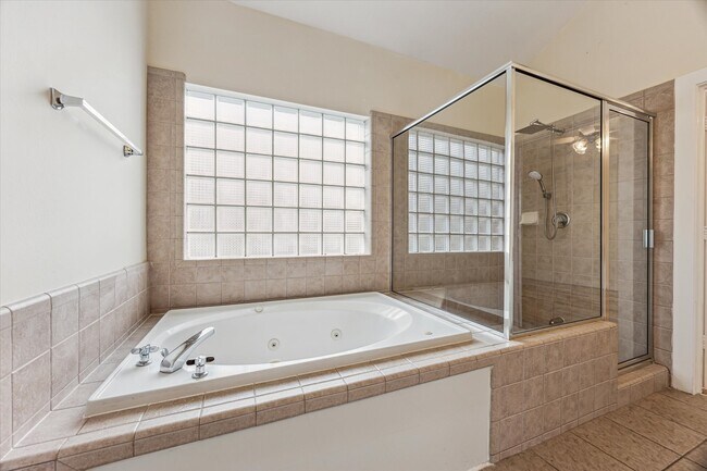 Foto del edificio - 9829 Riddlelink Ln