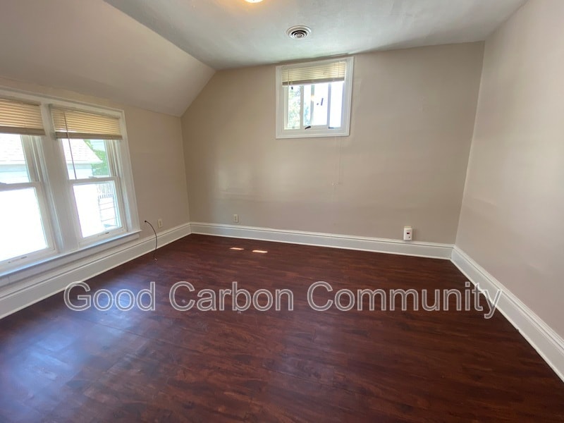 Building Photo - 331 Schenck St