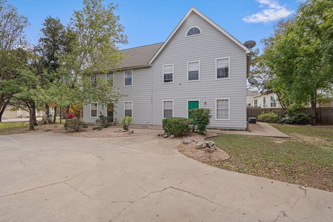 Foto del edificio - 2908 Whisper Oaks Ln
