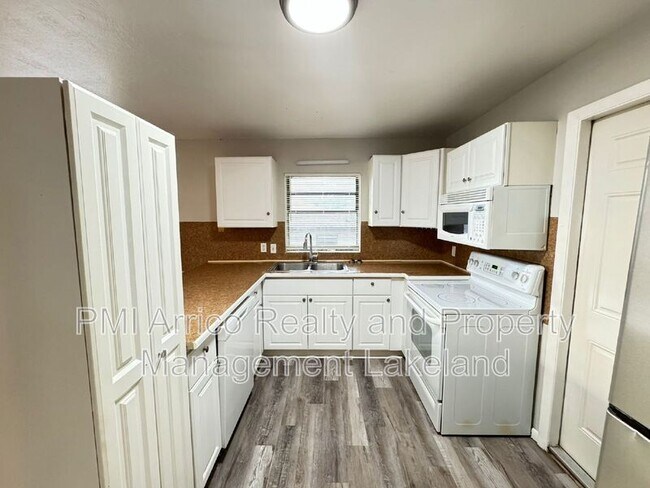 Foto del edificio - 1017 Caroline Ave