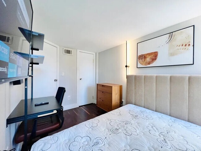 Foto del edificio - Furnished room/NOT APARTMENT