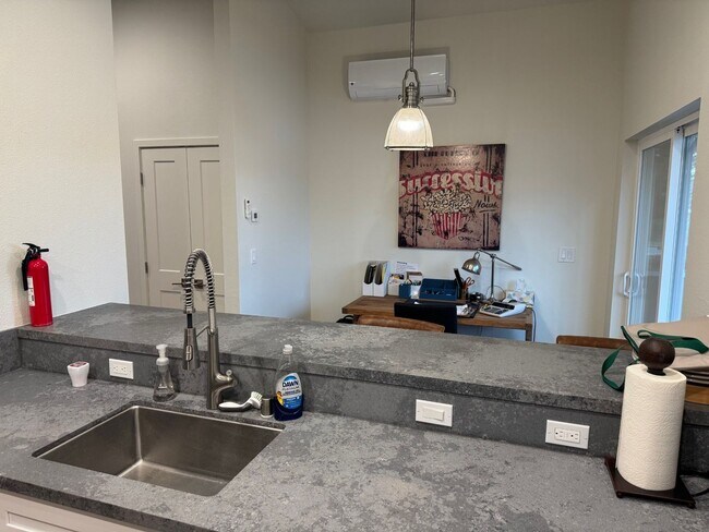 Foto del edificio - 1bed/1bath ADU - Right Off the Freeway of Prospect Heights