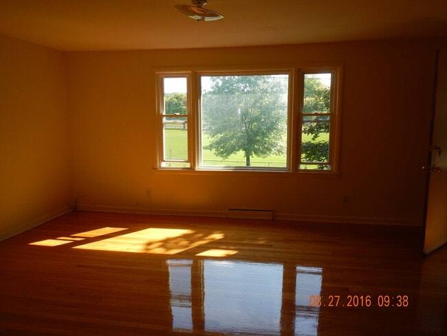 Building Photo - 3 Bed |1 Bath Beautiful Flat with Garage A...
