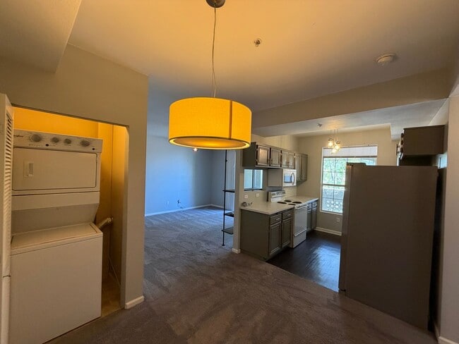 Building Photo - Beautiful 1 Bedroom Condo