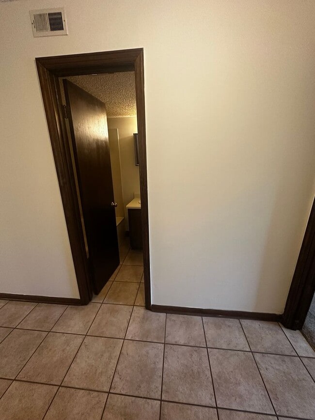 Building Photo - 2Bed/2Bath Townhome