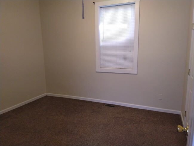 Downstairs Bedroom - 2623 Mount Vernon Ave