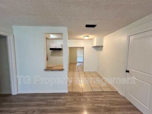 Foto del edificio - 6453 Burgundy Rd S