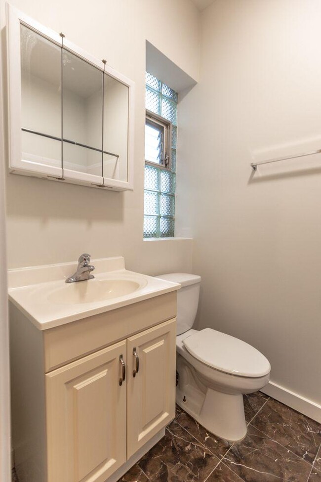Building Photo - 2 bedroom in Chicago IL 60613